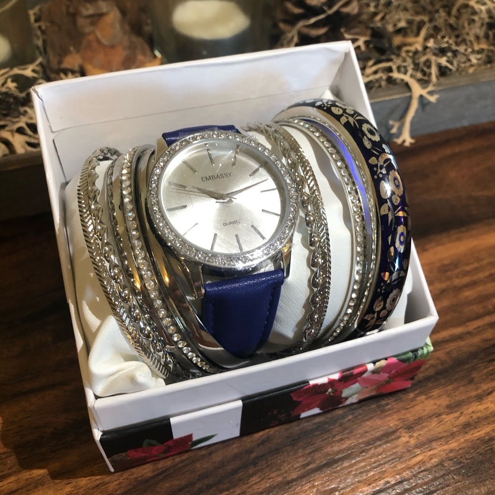 NWT. Watch w/ multiple bracelets set of 10